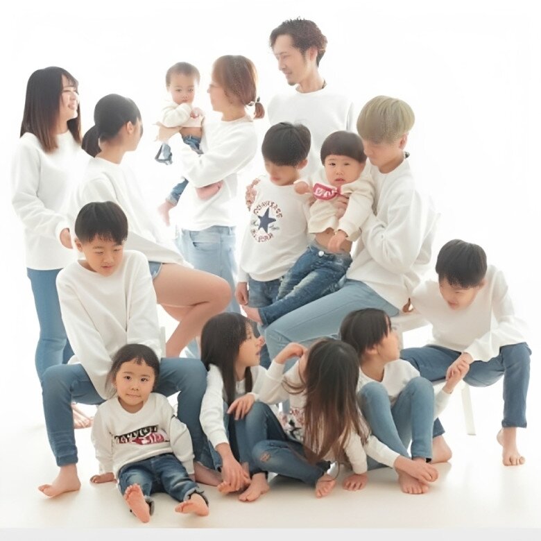 Người mẹ sinh liền tù tì 12 con trong 20 năm, ngày làm thợ uốn tóc tối chăm bầy con, nhan sắc vẫn tươi trẻ - 3
