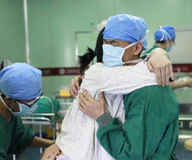 Chồng động viên chị Tiểu Lệ trước giờ lên bàn đẻ.