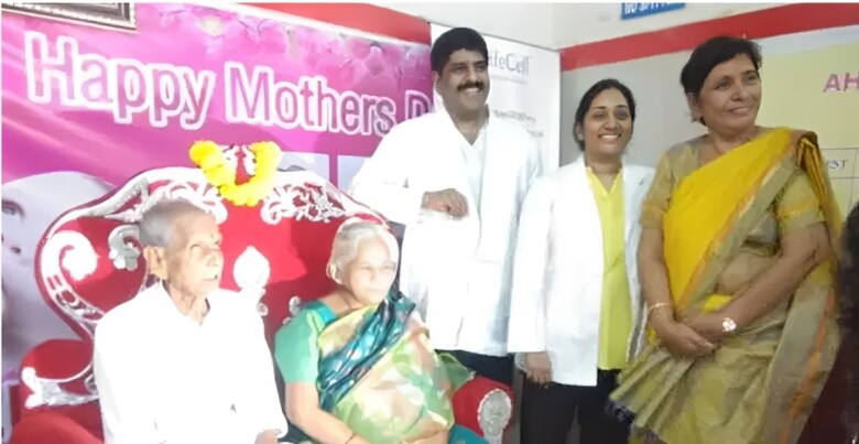 Bác sĩ và chính quyền địa phương chúc mừng gia đình nhỏ.