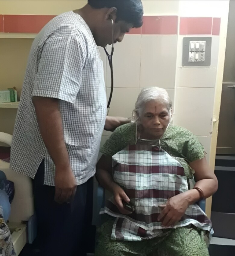 Cụ ông U90 hạnh phúc chăm sóc vợ và các con.