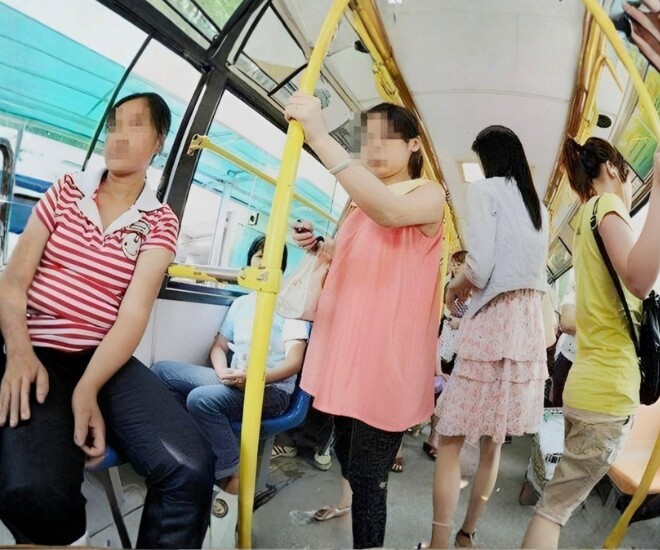Bà bầu 5 tháng đi khám thai bằng xe buýt thì gặp tình huống khó xử - Ảnh minh hoạ.
