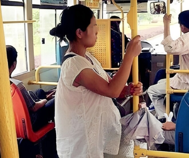 Khi giấy siêu âm rơi xuống, cả xe buýt im lặng, không còn ánh mắt dò xét như trước - Ảnh minh hoạ.