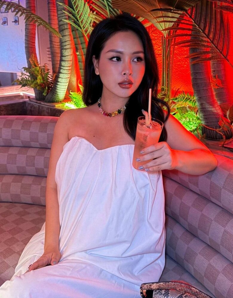 Hot girl Sài thành một thời sành điệu, sang trọng khi bụng đã lùm lùm.