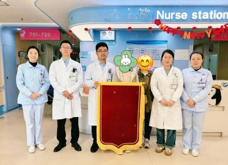 Bệnh nhân và gia đình đến cảm ơn bác sĩ.
