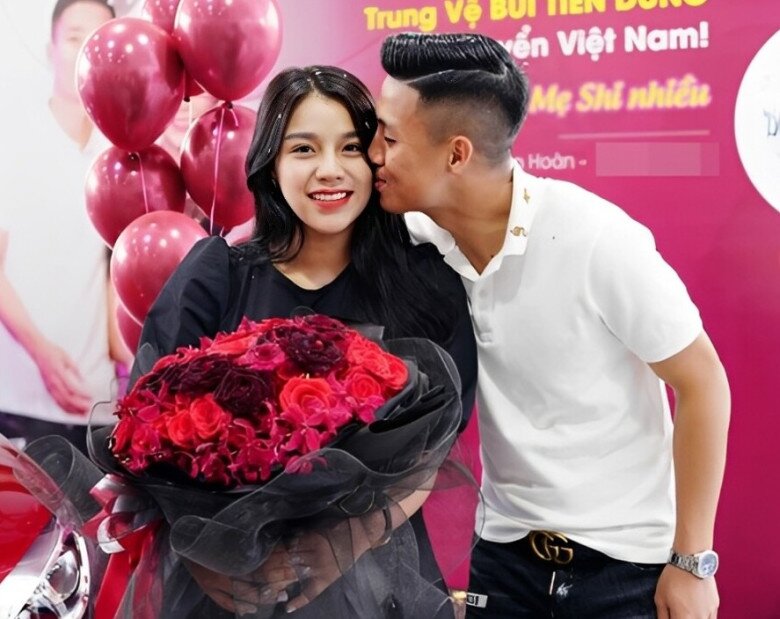 Sau khi Khánh Linh sinh con được 1 tháng, chàng cầu thủ đã mua tặng vợ ô tô bạc tỷ.