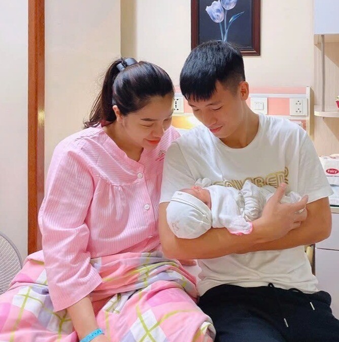 Bùi Tiến Dũng hạnh phúc bế con gái đầu lòng.