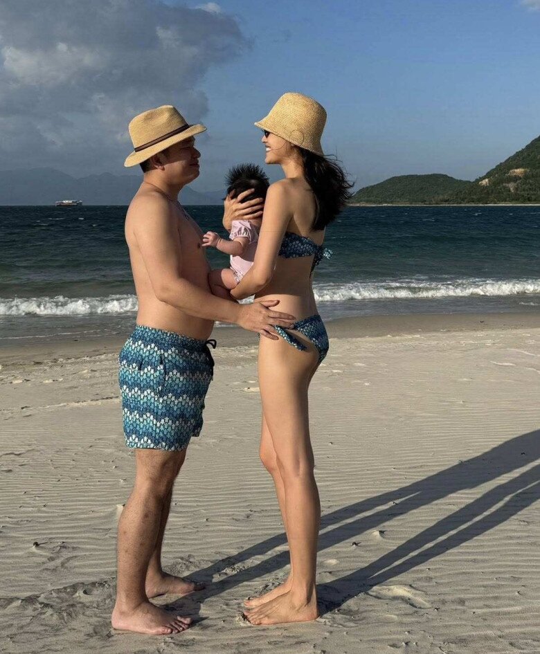 Mẹ bỉm 9X khoe dáng nuột nà với bikini sau 8 tháng sinh con.