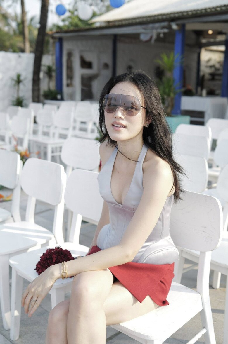Sau khoảng 4 tháng sinh con và tích cực hồi phục, mỹ nhân Sài thành đã về lại sắc vóc như thời son rỗi, tái xuất công việc chỉ đạo catwalk và đào tạo người mẫu.