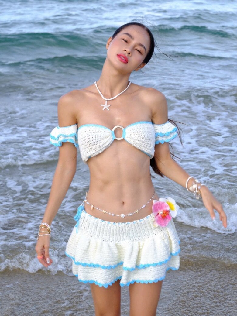 Cô giáo hotgirl TP.HCM khoe dáng với bikini giữa biển, không ngờ vừa sinh con chưa lâu, ái nữ lai Tây như búp bê - 2