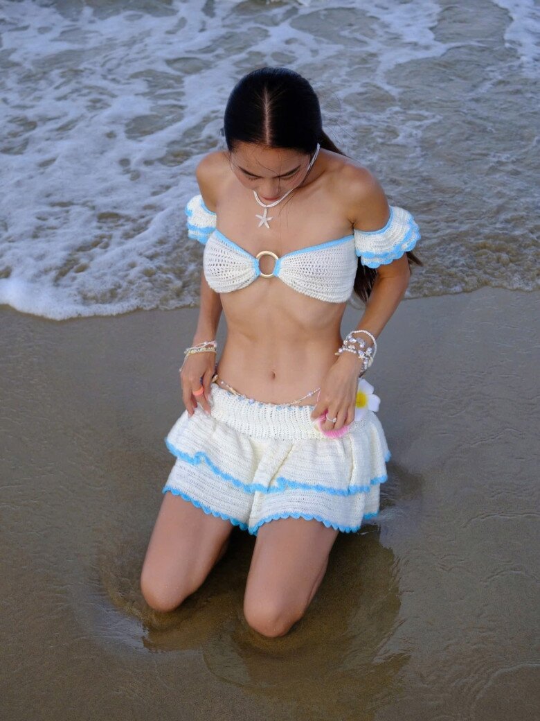 Cô giáo hotgirl TP.HCM khoe dáng với bikini giữa biển, không ngờ vừa sinh con chưa lâu, ái nữ lai Tây như búp bê - 3