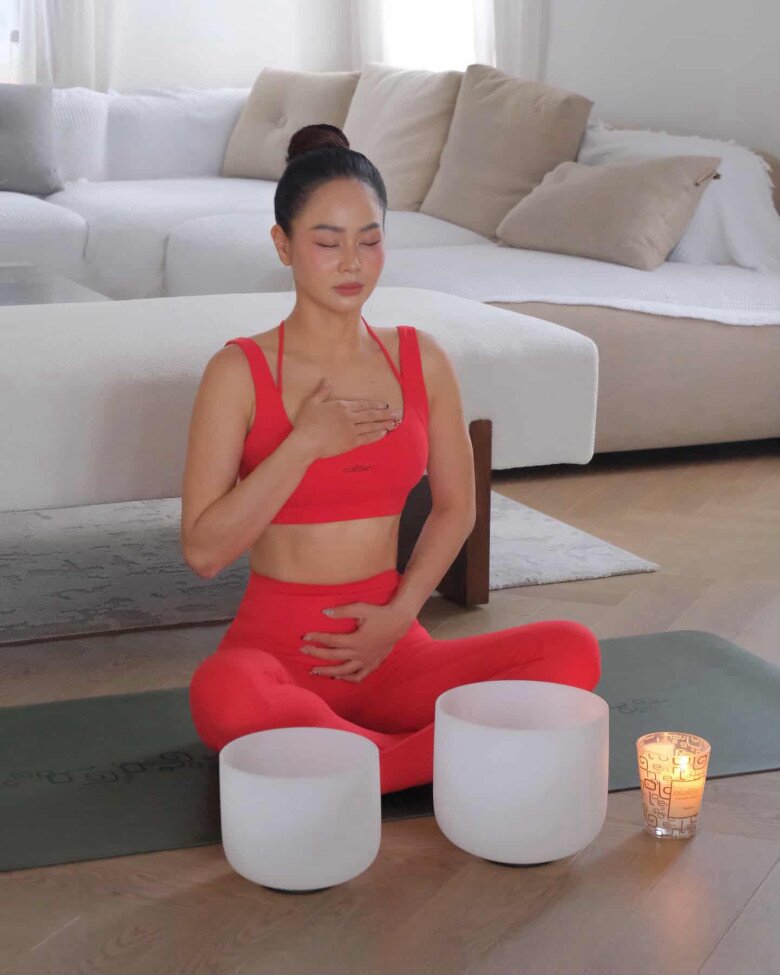 Hotmom dành thời gian cho yoga mỗi ngày để về dáng khoẻ đẹp.