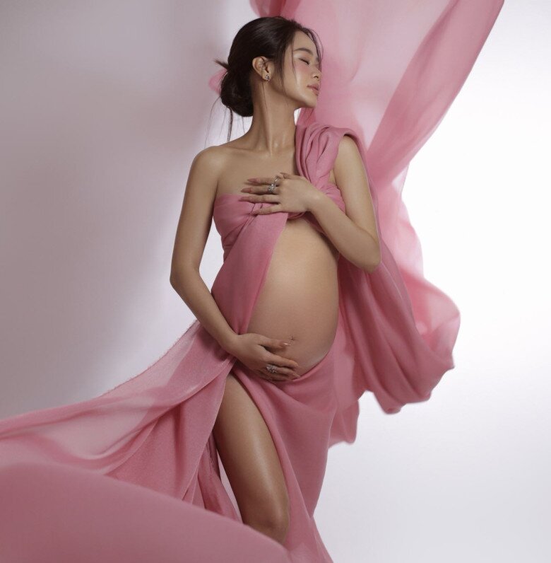 Nhan sắc khi bầu bí của 9X cũng nhận cơn mưa lời khen của cư dân mạng.