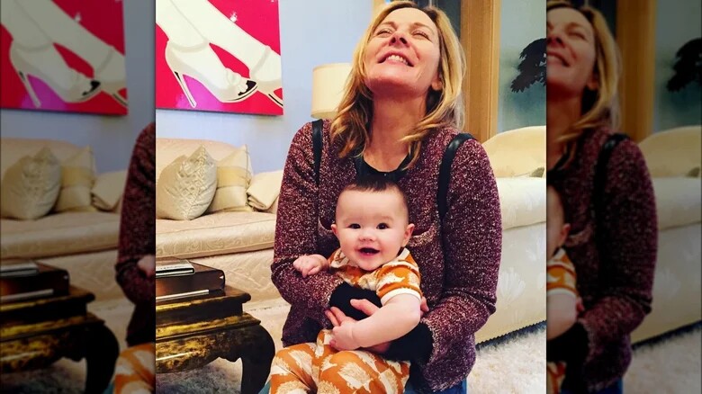 Kim Cattrall tìm thấy niềm hạnh phúc khi chăm sóc những đứa trẻ khác.
