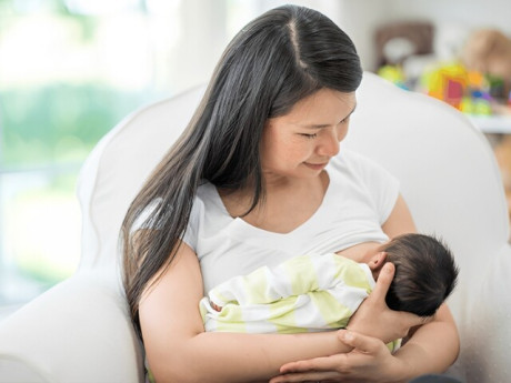 Mẹ bầu sinh xong lo lắng vì vòng 1 lệch hẳn một bên sau mỗi lần cho con bú, bác sĩ bật mí mẹo hữu ích
