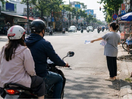 5 năm ly hôn, tình cờ gặp vợ cũ đứng phát tờ rơi, tôi và vợ 2 định mỉa mai thì có người gọi: “Chào giám đốc”