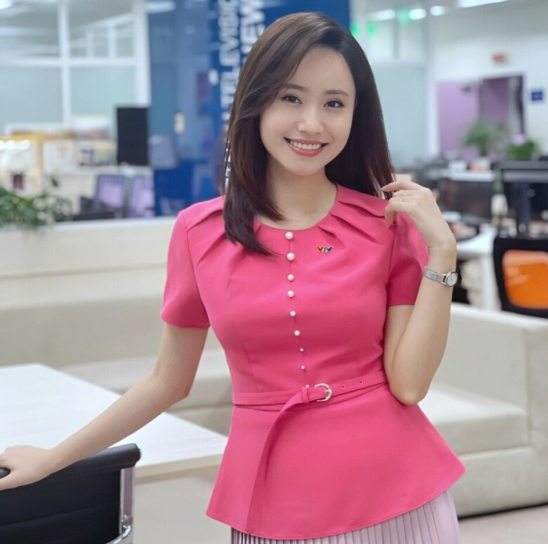 9X bế bụng bầu 5 tháng lên dẫn bản tin, vóc dáng vẫn thon gọn nên người xem khó nhận ra.