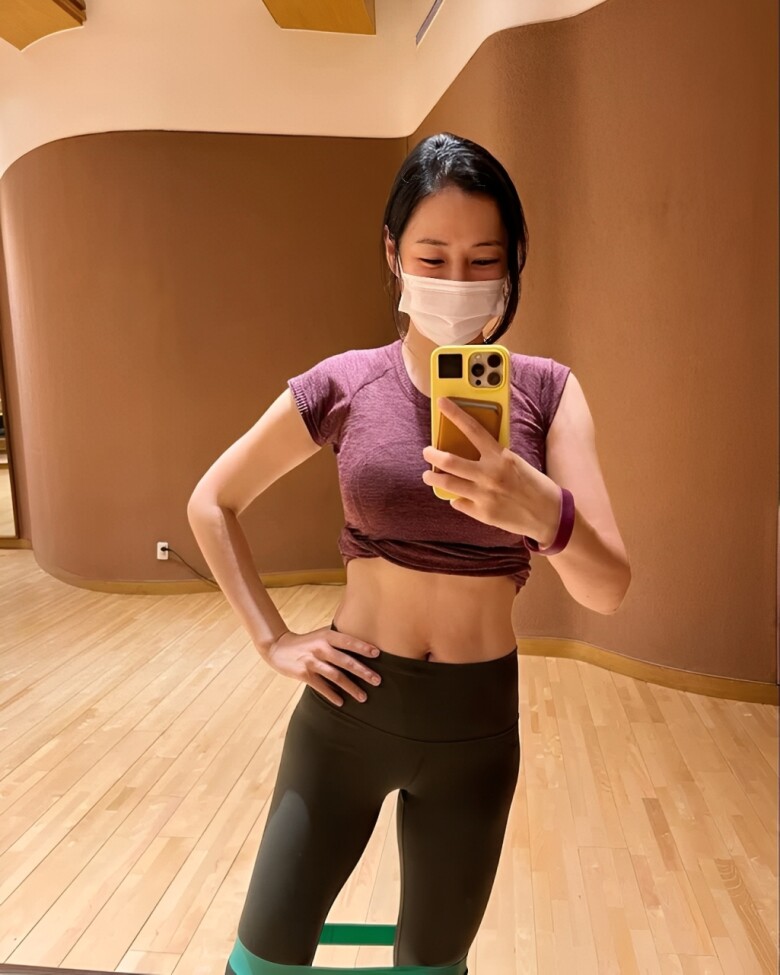 Hoa hậu có bằng Tiến sĩ U45 sinh 2 con với chồng doanh nhân, đẻ xong khoe body săn chắc nuột nà như gái son - 14