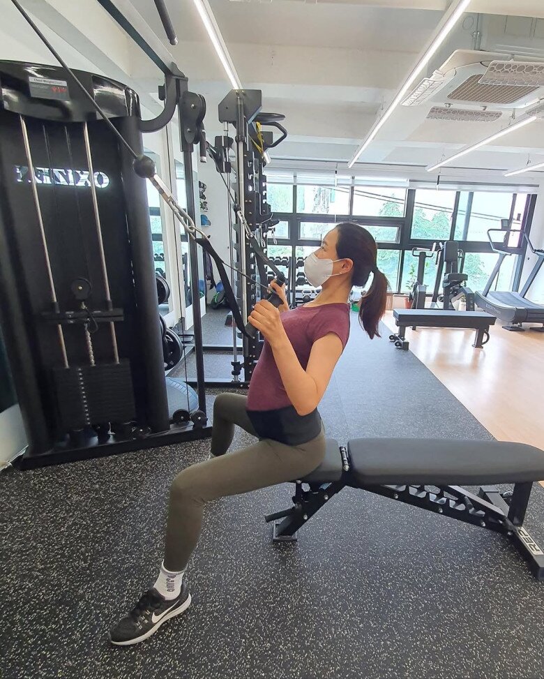 Hoa hậu có bằng Tiến sĩ U45 sinh 2 con với chồng doanh nhân, đẻ xong khoe body săn chắc nuột nà như gái son - 6