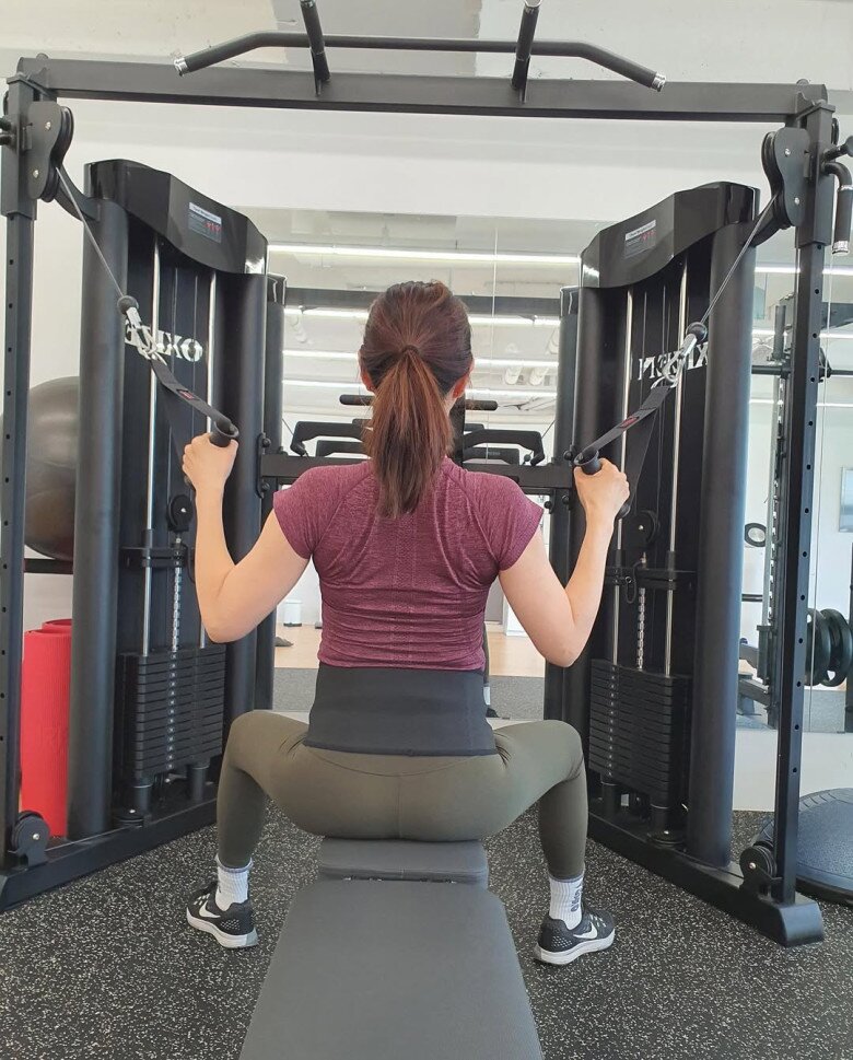 Nàng hậu tập gym khi mang bầu đến tháng thứ 8.