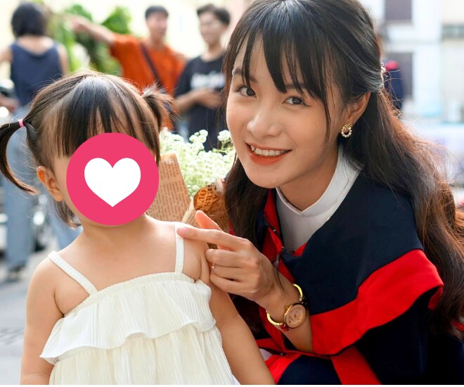 Con gái tham gia lễ tốt nghiệp của Trang Emma.