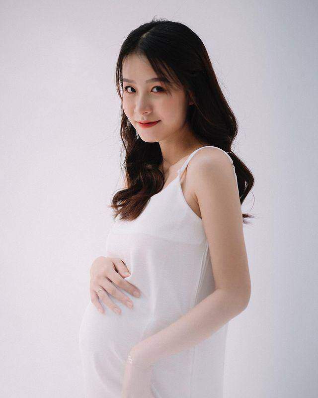 10X xinh rạng rỡ khi mang thai con đầu lòng.