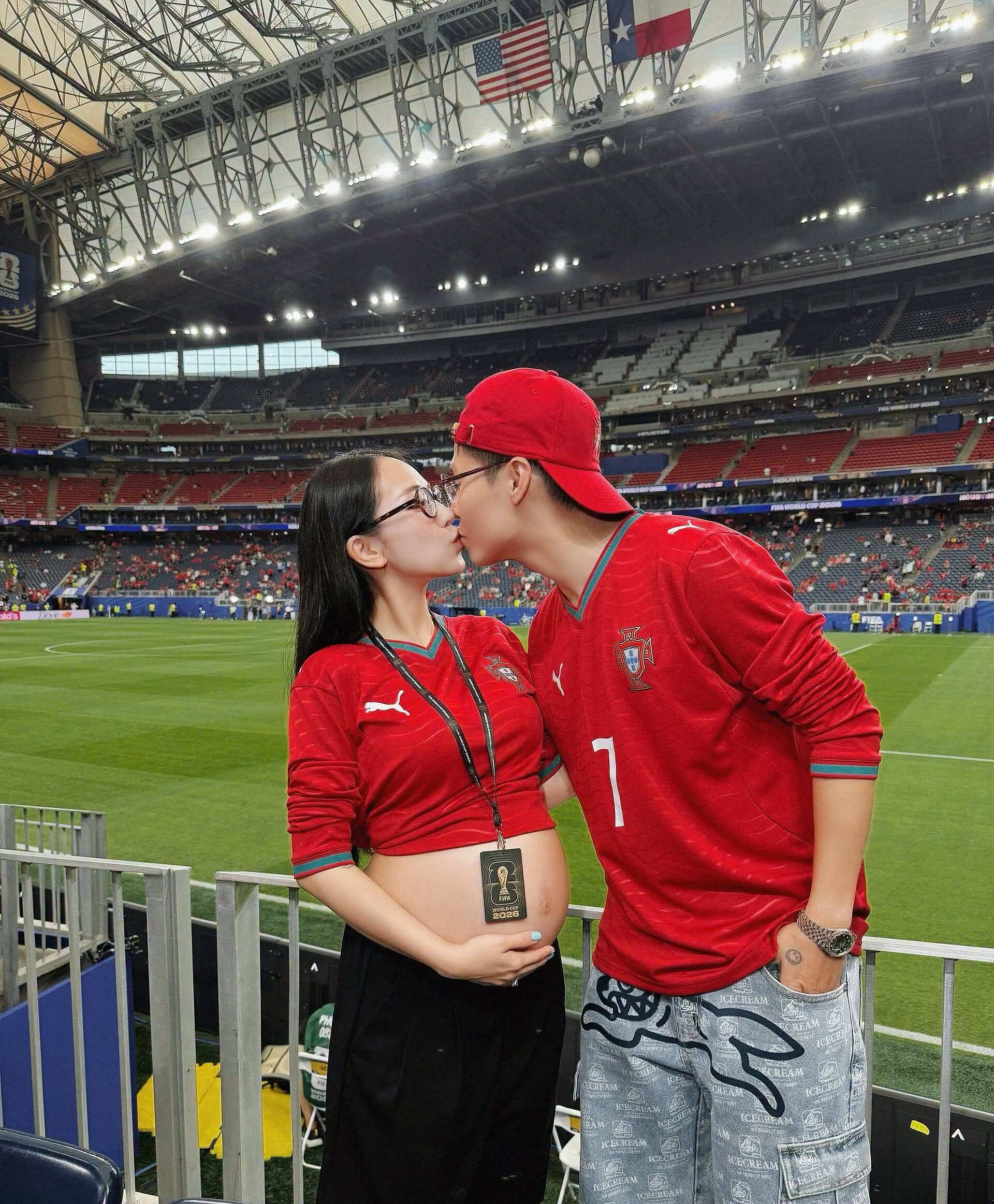Joyce Phạm khoá môi chồng khi sang Mỹ cổ vũ World Cup.