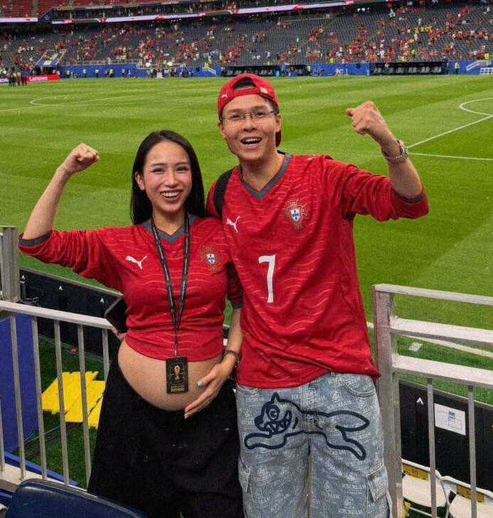 Nữ CĐV xinh đẹp ôm bụng bầu xem Ronaldo đá World Cup trên khán đài Mỹ, hóa ra tiểu thư tài phiệt Việt Nam - 1