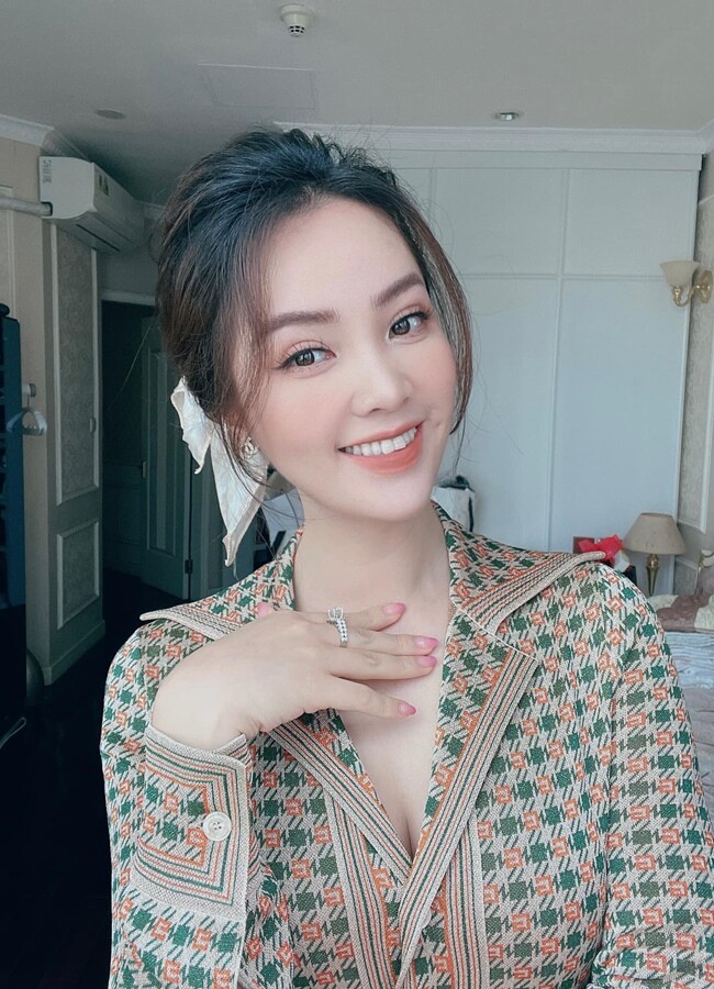 MC VTV 39 tuổi bế bụng bầu lên dẫn bản tin giờ đẹp nõn nà, vừa nuôi con với chồng giám đốc vừa lấy bằng Thạc sĩ - 5