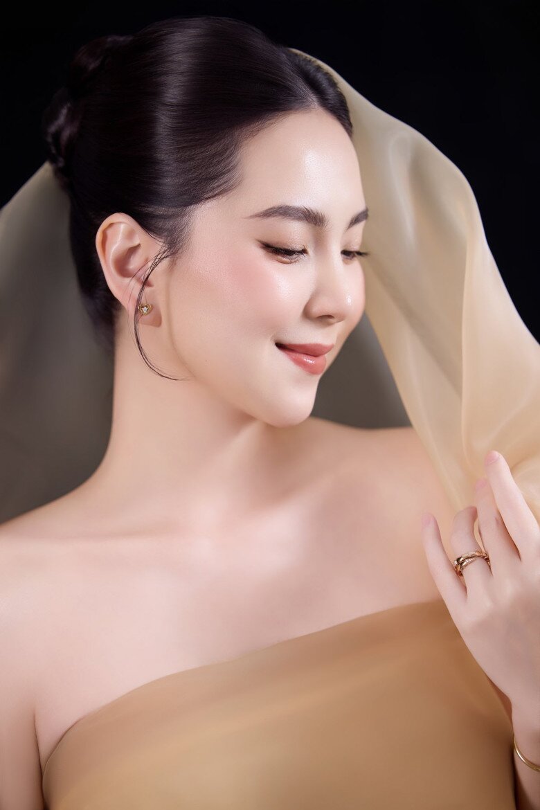 MC thời tiết đẹp nhất nhì VTV khoe dáng bầu trong váy xuyên thấu, sinh con trai khôi ngô, là bản sao của bố đại gia - 5