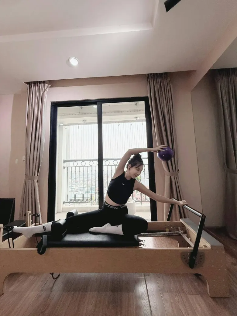 MC thời tiết đẹp nhất nhì VTV khoe dáng bầu trong váy xuyên thấu, sinh con trai khôi ngô, là bản sao của bố đại gia - 7