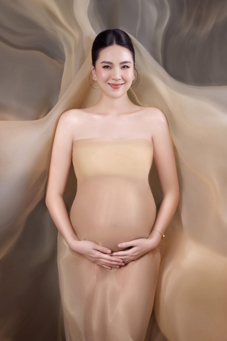 MC thời tiết đẹp nhất nhì VTV khoe dáng bầu trong váy xuyên thấu, sinh con trai khôi ngô, là bản sao của bố đại gia - 3