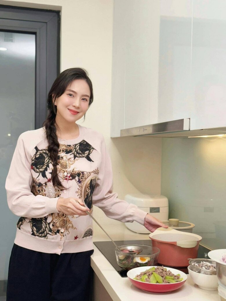 Trong thai kỳ, Mai Ngọc duy trì tập luyện và ăn uống khoa học nên giữ được phong độ sắc vóc.