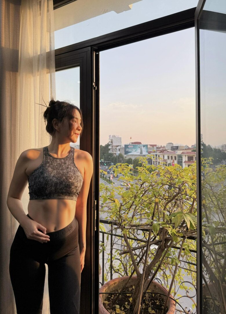 MC thời tiết đẹp nhất nhì VTV khoe dáng bầu trong váy xuyên thấu, sinh con trai khôi ngô, là bản sao của bố đại gia - 12