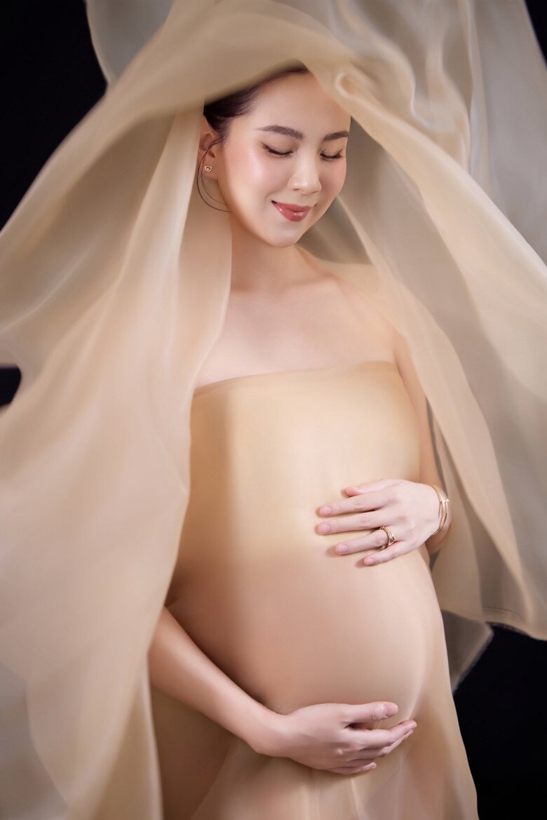 MC thời tiết đẹp nhất nhì VTV khoe dáng bầu trong váy xuyên thấu, sinh con trai khôi ngô, là bản sao của bố đại gia - 2