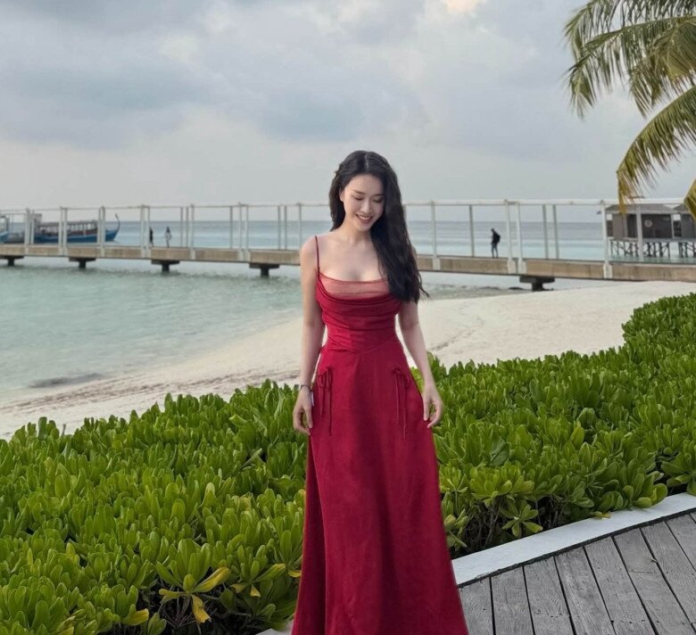 Mỹ nhân VTV khoe dáng nuột nà trong chuyến du lịch sau sinh, đốt mắt với bikini.