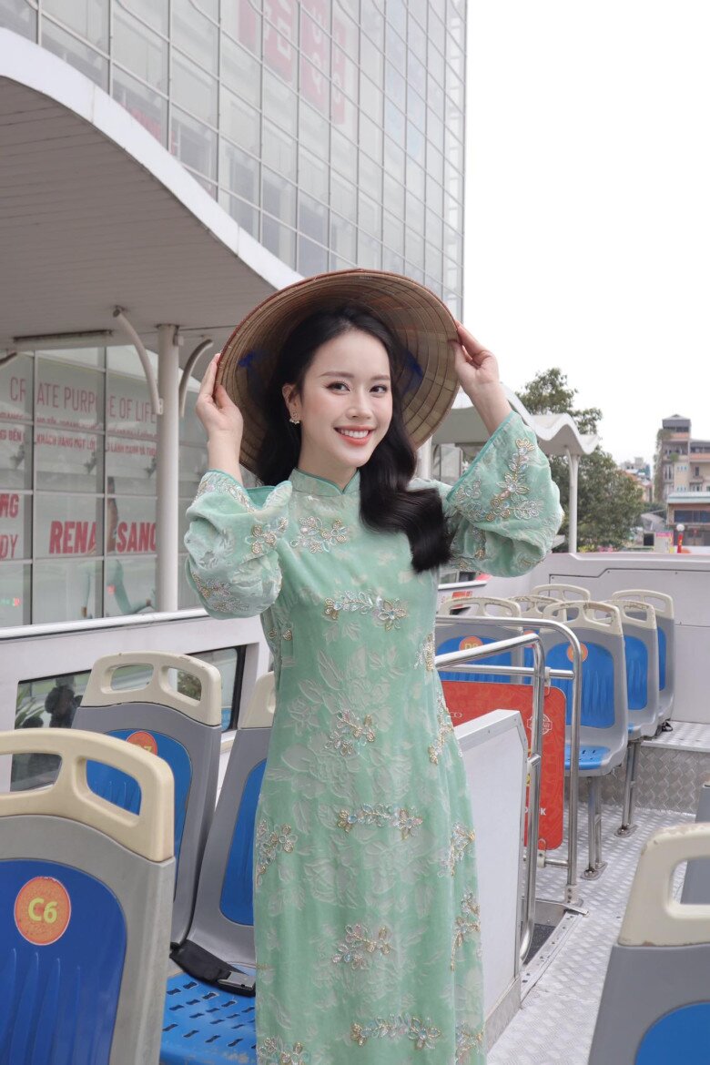 Cô vừa chăm con vừa trở lại công việc với phong độ ấn tượng.