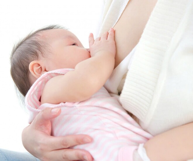 Sau sinh, không ít chị em tự ti vì vòng một thay đổi trong thời gian cho con bú - Ảnh minh hoạ.