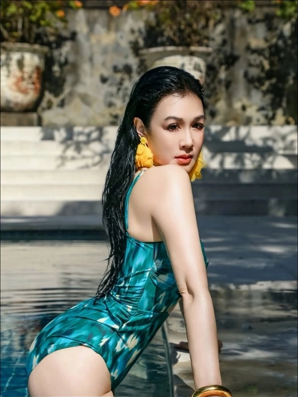 Mẹ đơn thân U60 diện bikini khoe dáng nõn nà sau 3 lần mang thai và sinh nở, được trai trẻ kém 12 tuổi yêu - 2