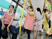 Bà bầu - Bị nhắc nhở vì ngồi ghế ưu tiên, cô gái trẻ khiến cả xe buýt ngượng ngùng khi một vật trong túi vô tình rơi xuống