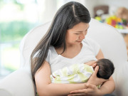 Bà bầu - Mẹ bầu sinh xong lo lắng vì vòng 1 lệch hẳn một bên sau mỗi lần cho con bú, bác sĩ bật mí mẹo hữu ích