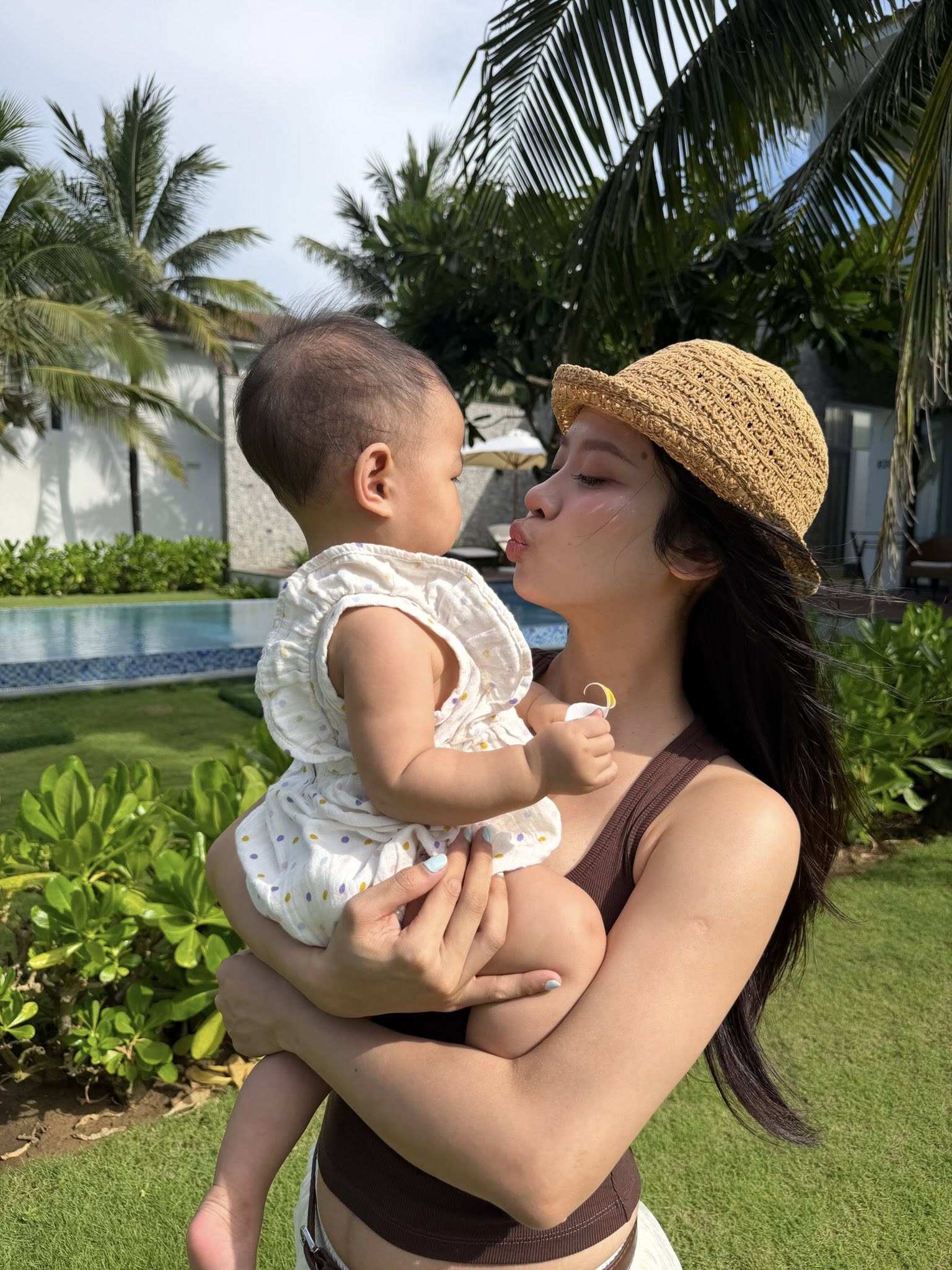 Mới đẻ con cho chồng thiếu gia, mỹ nhân Thanh Hóa nay khoe dáng với đồ tắm sexy, body mẹ một con mòn con mắt - 7