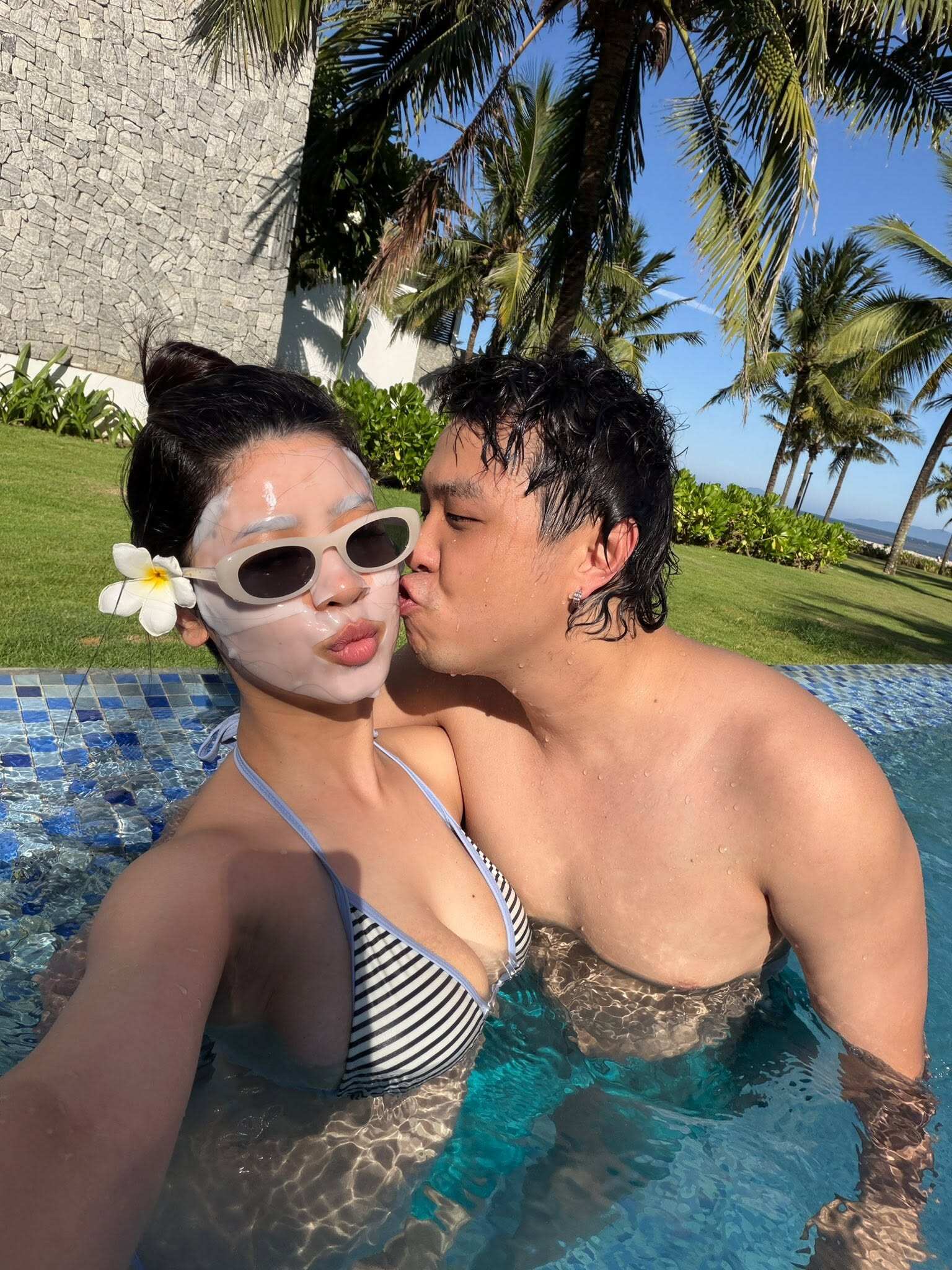 Gen Z tận hưởng cuộc sống bình yên, sung túc bên chồng con.