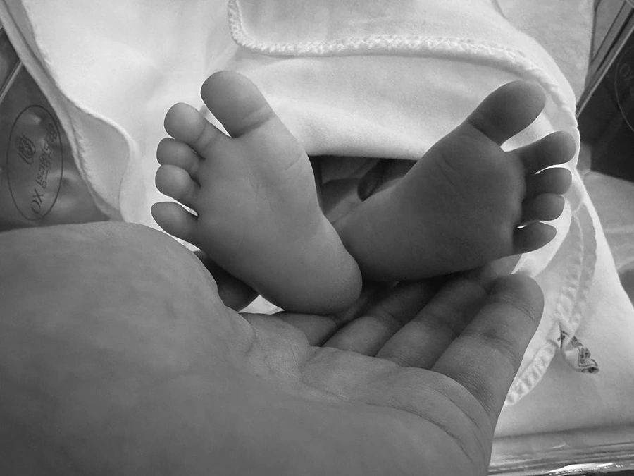 Người đẹp sinh con trai đầu lòng khi tròn 40 tuổi, giữ kín diện mạo của bé.