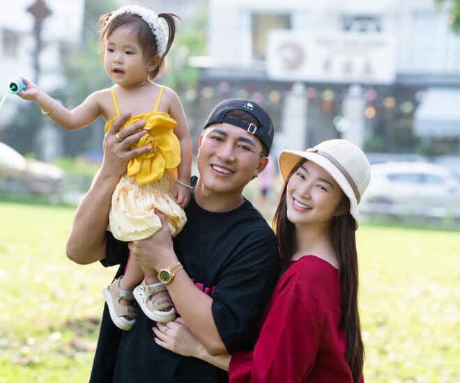 Thanh Trúc trẻ xinh bên Châu Khải Phong và ái nữ đầu lòng 2 tuổi.