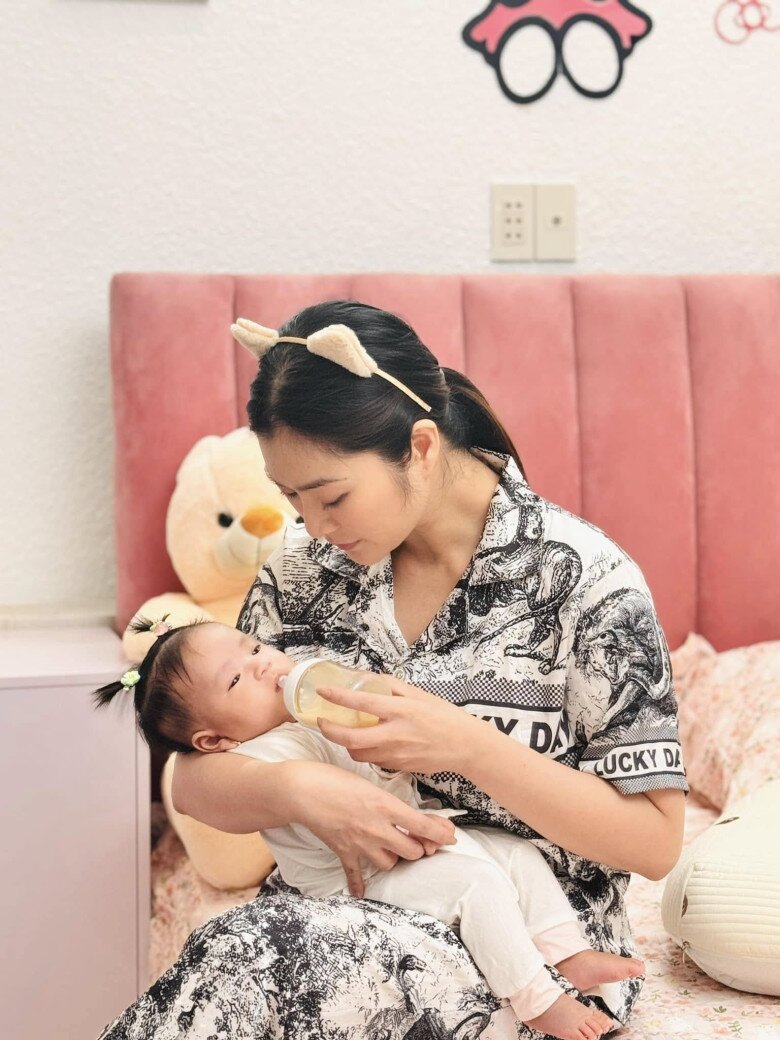 Mỹ nhân 8X không son phấn chăm con vẫn xinh.