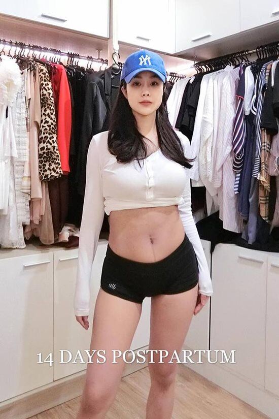 Hot mom Hà Nội khoe bụng thon gọn sau 14 ngày sinh con.
