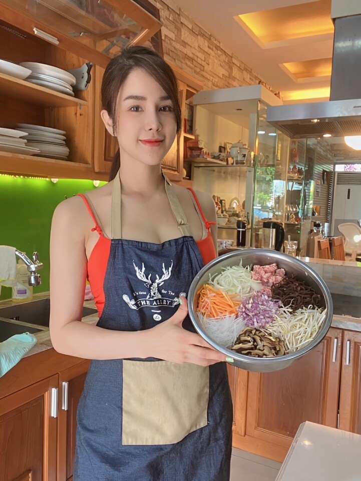 Song song với tập luyện, cô còn chú trọng ăn uống khoa học, với nhiều rau củ quả, hạn chế dầu mỡ, tinh bột.