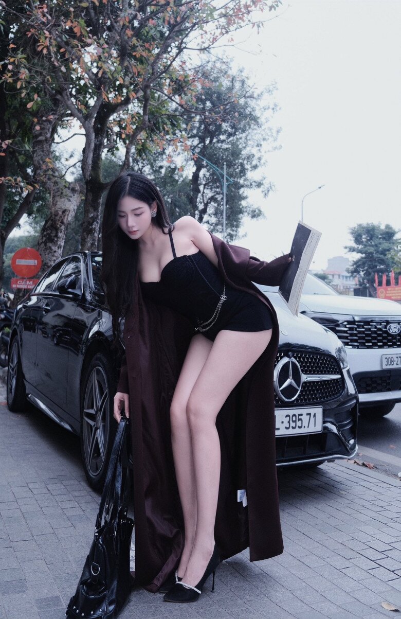 Hot girl đi đẻ được nam thần VTV cho ở phòng tổng thống, sau sinh khoe dáng đẹp siêu thực giữa đường phố Hà Nội - 5