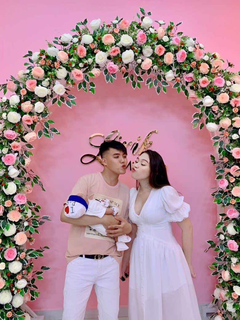 Từng bỡ ngỡ khi sinh con đầu lòng ở tuổi 22, nay vợ Duy Khương sắp làm mẹ 5 con.