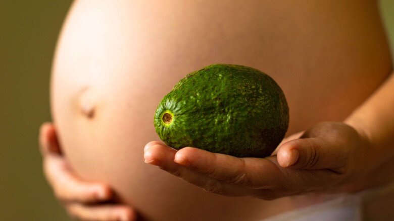 Bơ chứa nhiều dưỡng chất tốt cho mẹ bầu, trong đó có axit folic giúp giảm nguy cơ dị tật ống thần kinh cho thai nhi.
